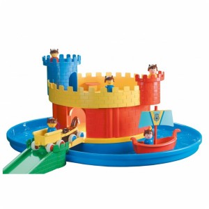 Zamek z fosą i figurkami
